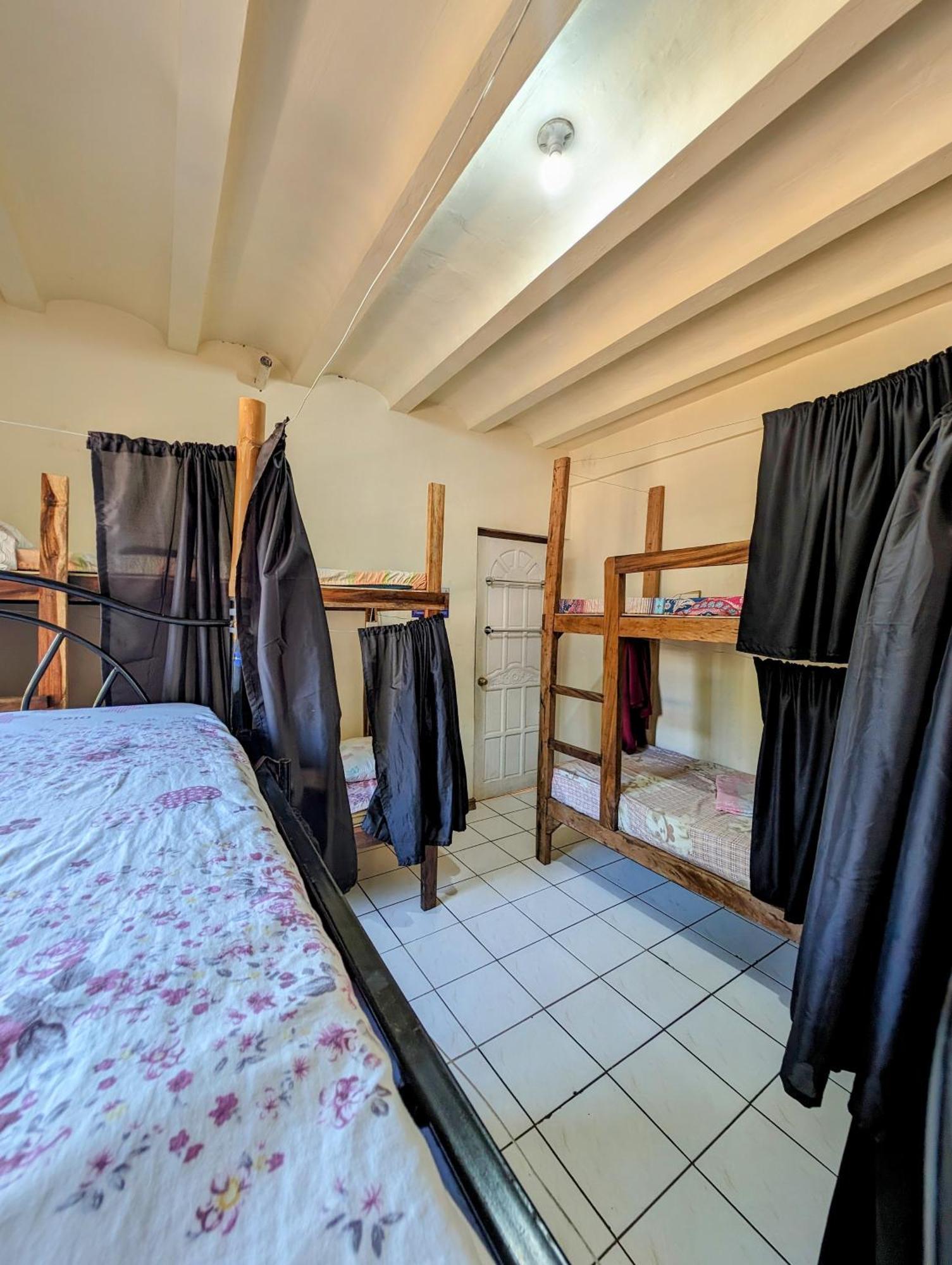 בוסואנגה Screaming Gecko Hostel מראה חיצוני תמונה